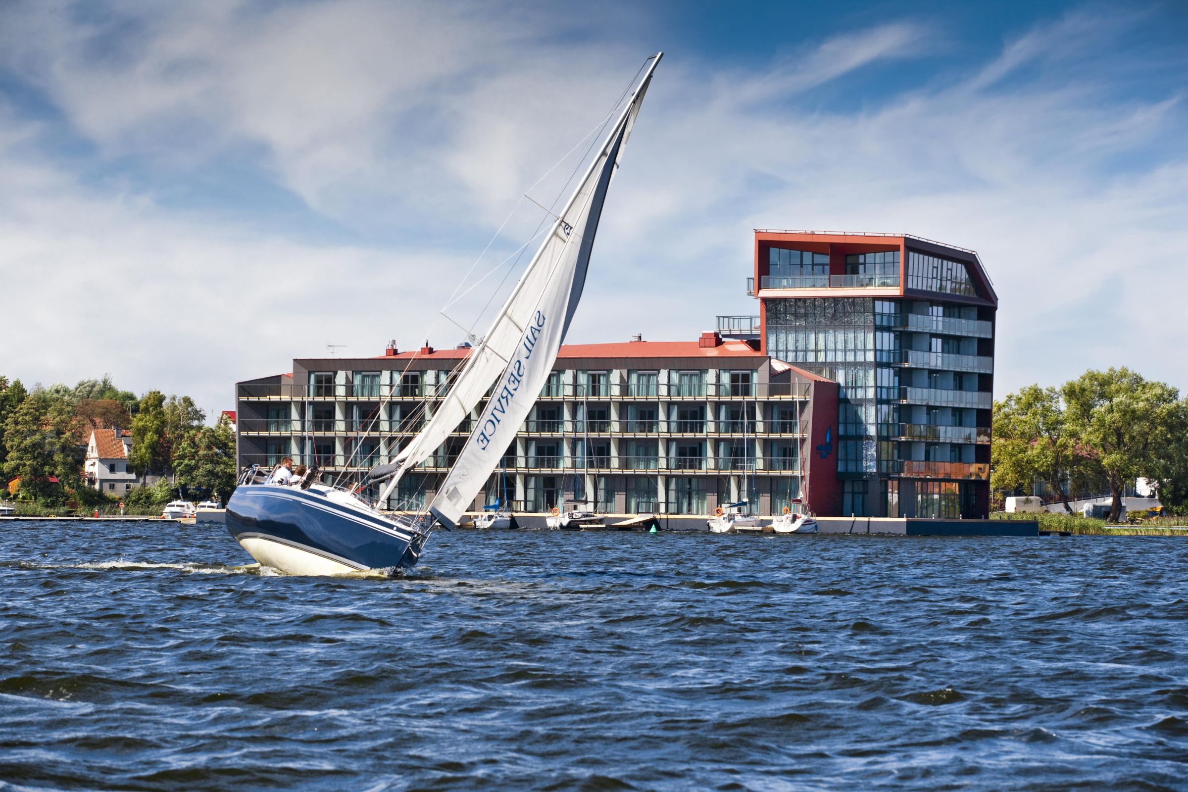 Hotel Mikołajki od strony jeziora
